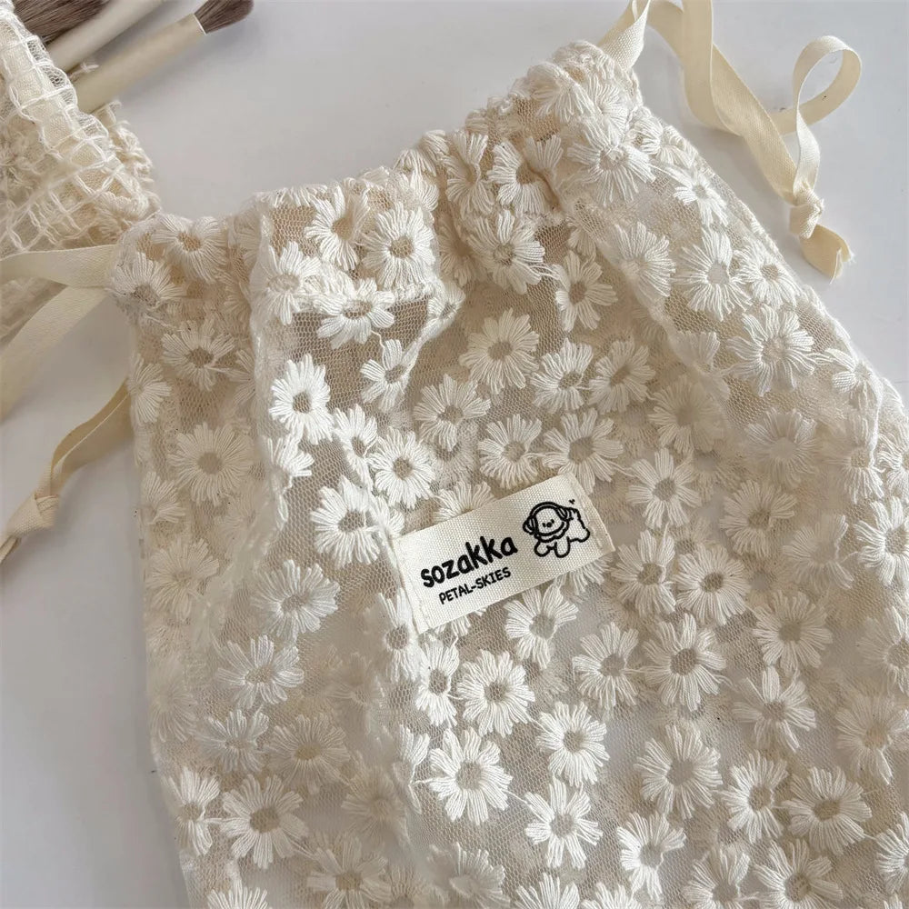 Trousse de Toilette Dentelle Marguerite – Sac Maille à Cordon