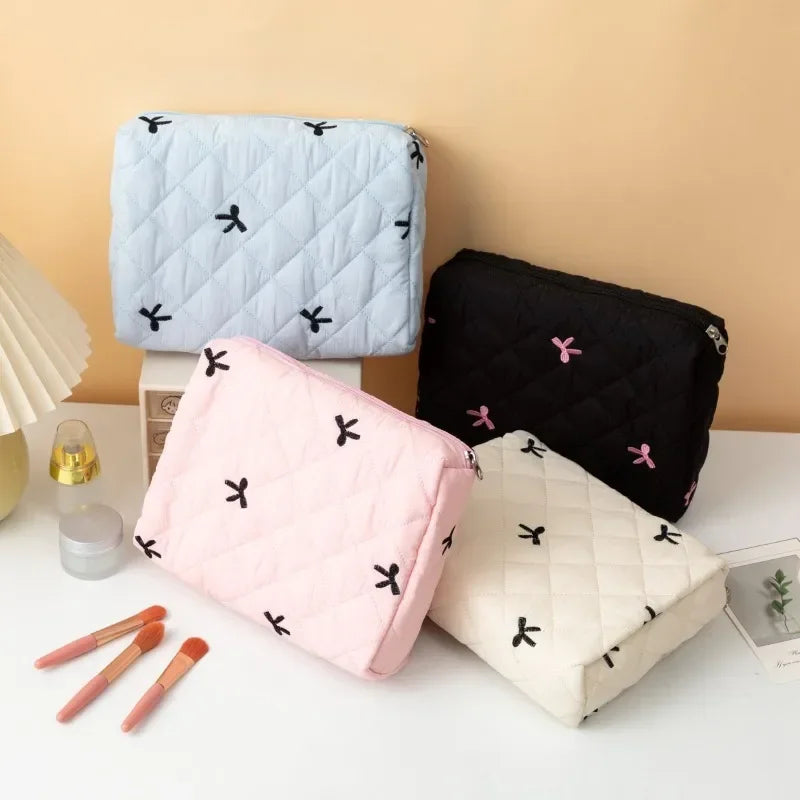 Trousse de Toilette Quiltée à Nœud – Fleurie, Grand Voyage